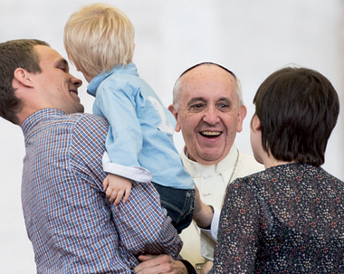 Papa Francesco ama e rispetta la dignità della famiglia. Papa Francesco ama e rispetta la dignità della famiglia.