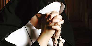 Una monaca in preghiera. Foto Studio Annika / Istock Una monaca in preghiera. Foto Studio Annika / Istock