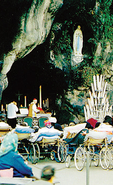 Malati alla Grotta di Lourdes in preghiera. Malati alla Grotta di Lourdes in preghiera.