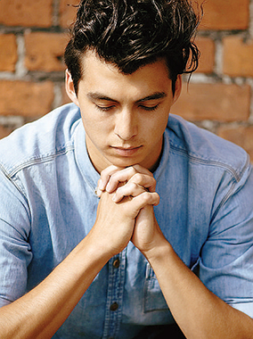 Giovane in pregghiera. Peopleimages / Istock Giovane in pregghiera. Peopleimages / Istock